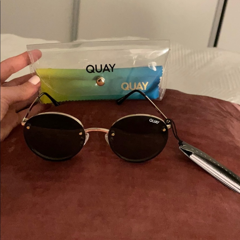 Quay Sunglasses - gold Farrah. BRAND NEW